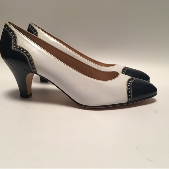 Salvatore Ferragamo wing tipped, navy Vintage pump - Picture 7 of 8